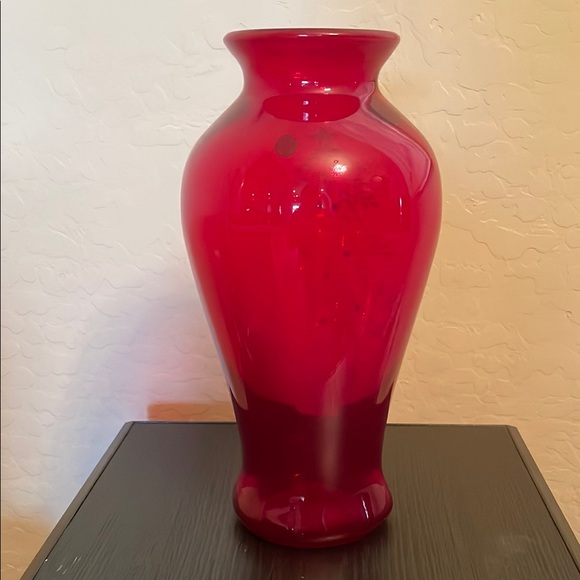 Stunning Fenton Red and White Christmas Tree Vase - Picture 4 of 9